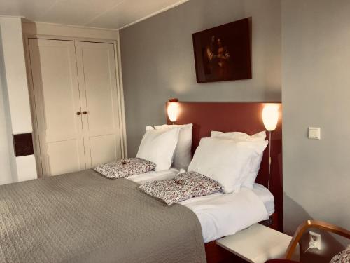 a bedroom with a bed with two pillows on it at Bed and breakfast Zathe De Spieker in Itens