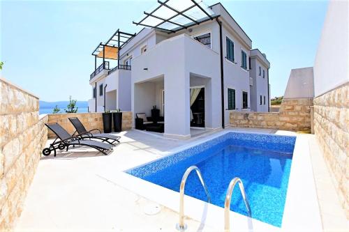 Apartment Bol A6 with Pool from 45 EUR per Person