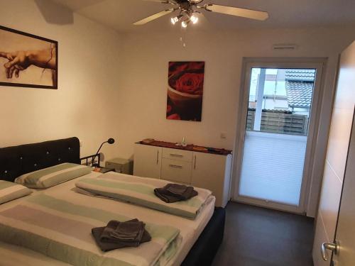 a bedroom with two beds and a ceiling fan at großzügige Unterkunft mit Terrasse in Oberbrechen
