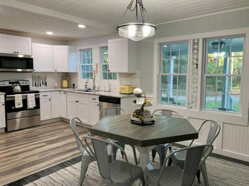 a kitchen with a table and chairs in a kitchen at HoneyComb GEM, Beautifully Designed & Near Downtown Thomasville in Thomasville