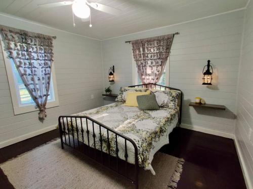 Postel nebo postele na pokoji v ubytování HoneyComb GEM, Beautifully Designed & Near Downtown Thomasville