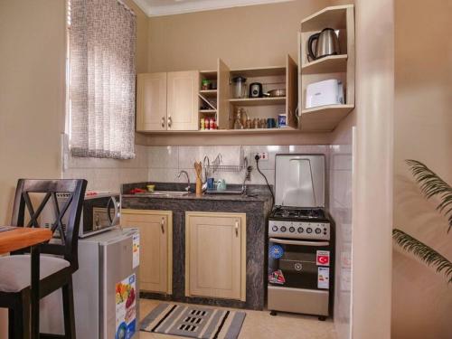 A cozinha ou cozinha compacta de Njuba; cozy one bedroom apartment