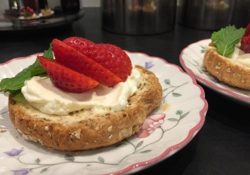 a plate with a pastry with strawberries on it at Bed and breakfast Zathe De Spieker in Itens