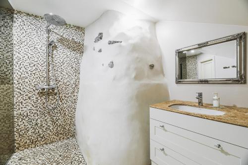 Koupelna v ubytování AirHome - Kuninga Apartment