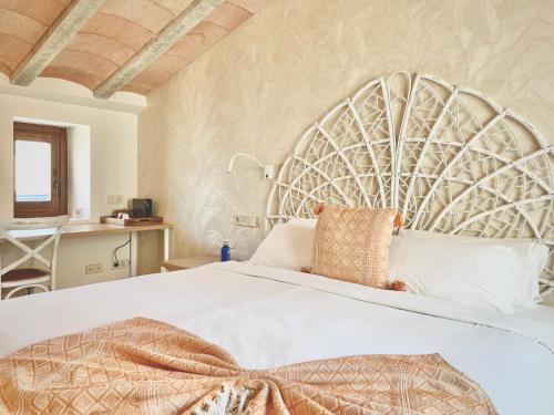 a bedroom with a white bed with a large headboard at Hotel Abaco Altea in Altea
