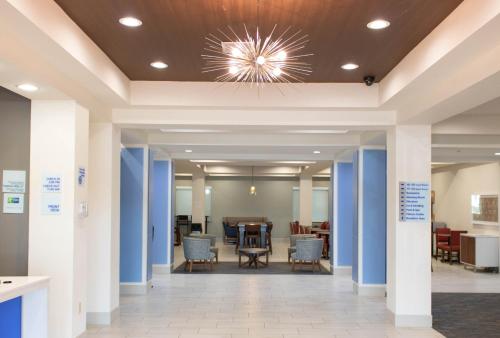 an office lobby with a chandelier on the ceiling at Holiday Inn Express Hotel & Suites Temple-Medical Center Area by IHG in Temple