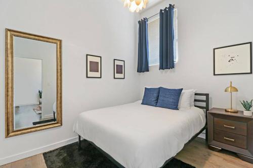 Ένα ή περισσότερα κρεβάτια σε δωμάτιο στο Perfect 1BR Apt in the City, close to Everything - Lake 205