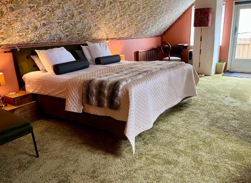 a bedroom with a large bed in a room at Sydkustens at Pillehill in Skivarp