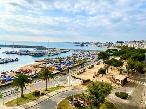 un puerto con barcos en el agua y una ciudad en CASA BRISA, en Blanes