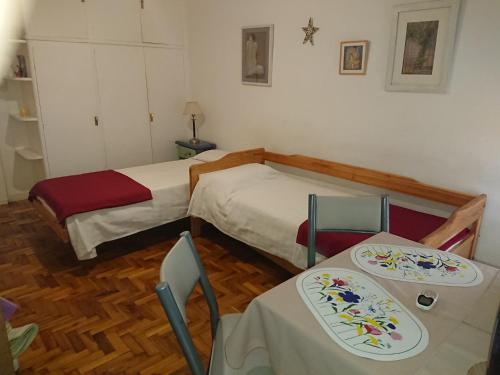 Zimmer mit 2 Betten und 2 Tischen in der Unterkunft AGRADABLE STUDIO EN PALERMO in Buenos Aires