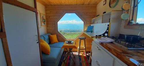 eine kleine Küche mit einem Fenster in einem winzigen Haus in der Unterkunft Mini Casa Barichara in Barichara