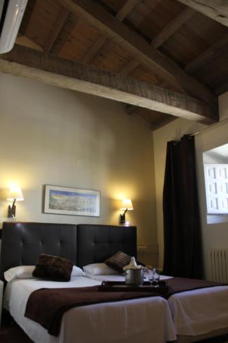 a bedroom with two beds in a room at Hotel Leonor de Aquitania in Cuenca
