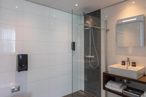 デ・コーフにあるLandgoed Hotel Tatenhove Texelのバスルーム(シャワー、シンク付)