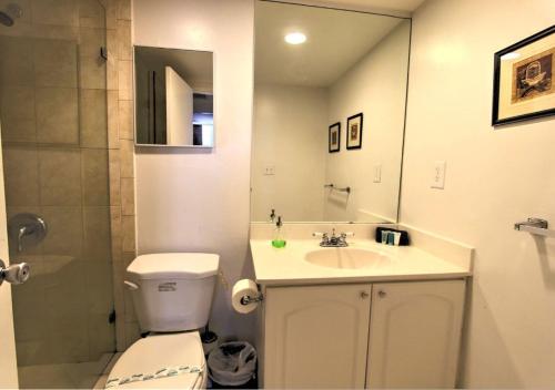 ein Badezimmer mit einem WC, einem Waschbecken und einem Spiegel in der Unterkunft The Tides on Miami Hollywood Ocean View Apartments 1B in Hollywood
