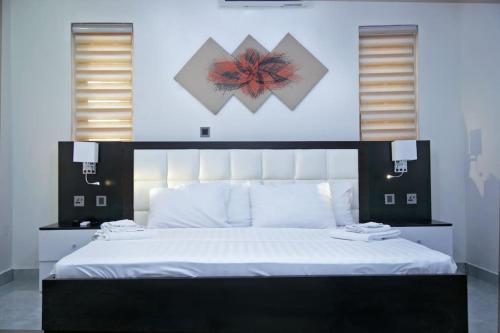 Postelja oz. postelje v sobi nastanitve Lekki Conservation Luxury Palace 5 Bedrooms, with Fast Wi-Fi Fibre Broadband in Lekki not Ibeju
