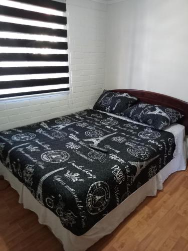 1 cama en una habitación con ventana en Habitaciones Pabla, en Santiago