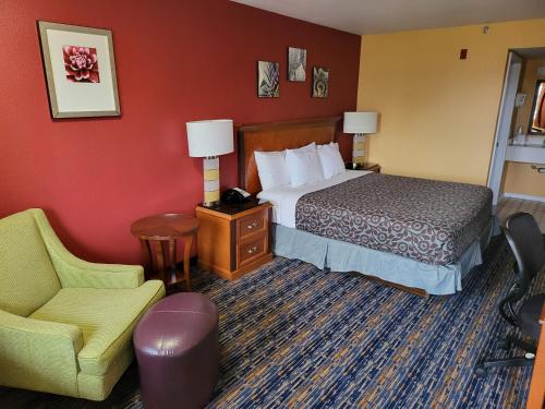 Postel nebo postele na pokoji v ubytování Olympic Inn & Suites Port Angeles