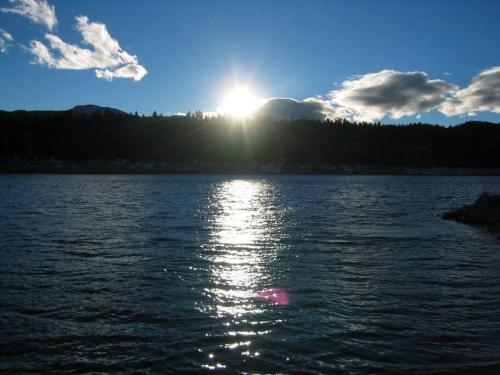 a large body of water with the sun in the sky at Boulder Best City and Nature with Lake and Trails PETS OK in Boulder