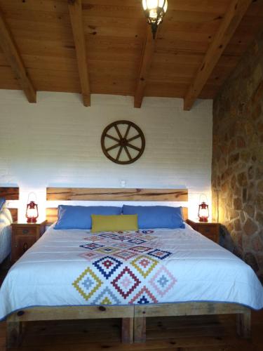 1 dormitorio con 1 cama grande y cabecero de madera en Cabañas Walddorf - Alcatraz, en Atemajac de Brizuela