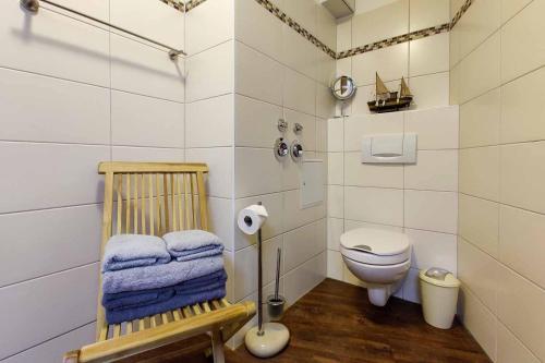 een badkamer met een toilet en een handdoekenrek bij Meerblick-Ferienwohnung-30-in-der-Residenz-Meeresbrandung in Cuxhaven
