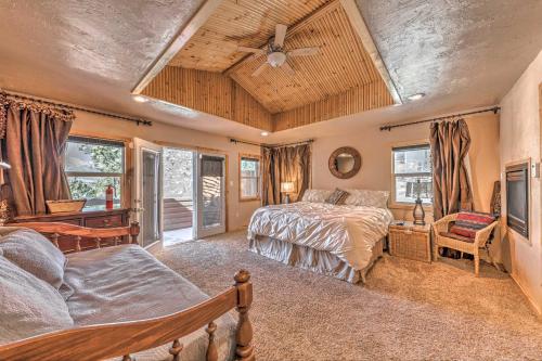 een slaapkamer met een bed en een bureau bij Spacious Ruidoso Home with Hot Tub and Fireplaces in Ruidoso