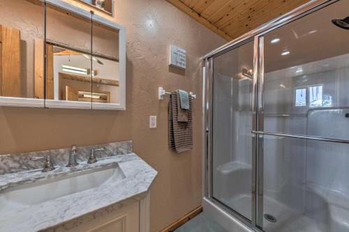 ルイドソにあるSpacious Ruidoso Home with Hot Tub and Fireplacesのシャワーと洗面台付きのバスルーム