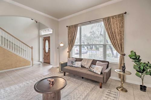 Χώρος καθιστικού στο Airy Villa in Austin with BadmintonandVolleyball Court