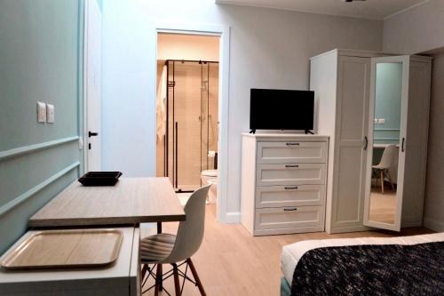A television and/or entertainment centre at Guest House Domus Gratia Russo