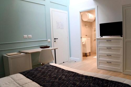A television and/or entertainment centre at Guest House Domus Gratia Russo