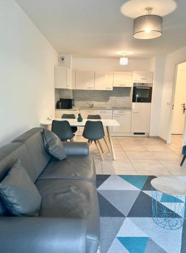Oxford 1-bedroom apartment in a new building with pool and parking photo 5