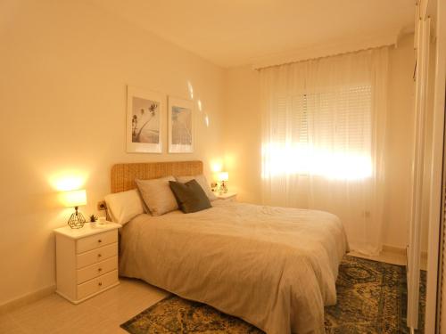 En eller flere senge i et værelse på Top Floor (Atico) Apartment Close to Beach