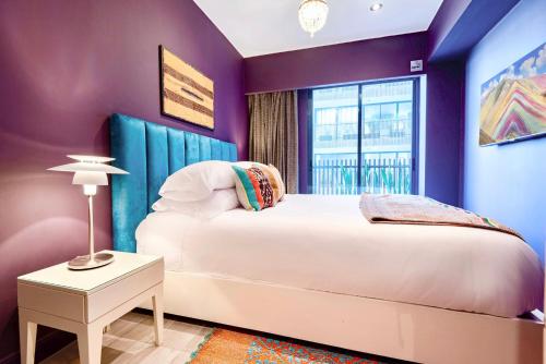 1 dormitorio con cama blanca y ventana en ✶ Maras Residence ✶ LUXURY Rooftop Pool & Grill, en Lima