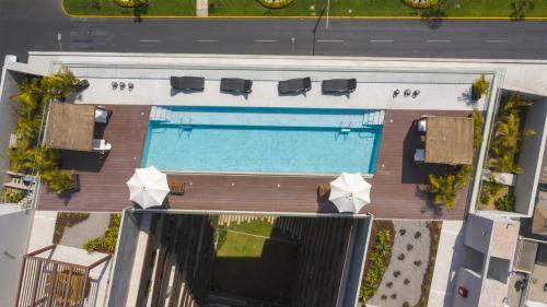 una vista aérea de una piscina con sillas y sombrillas en ✶ Maras Residence ✶ LUXURY Rooftop Pool & Grill, en Lima