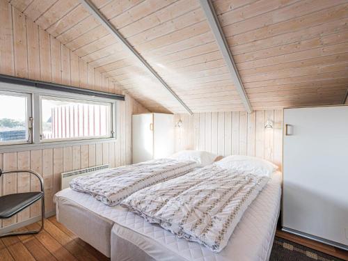 Postel nebo postele na pokoji v ubytování 6 person holiday home in Hvide Sande