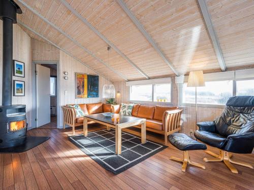 Posezení v ubytování 6 person holiday home in Hvide Sande