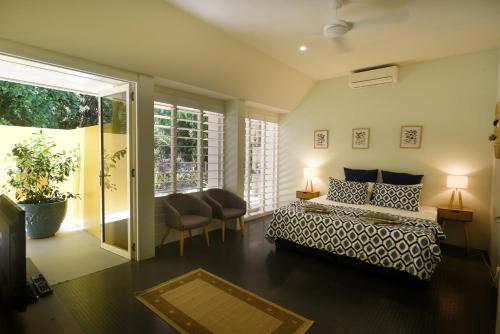 Un dormitorio con una cama y una puerta corrediza de vidrio. en Sienna-Rose, en Mission Beach