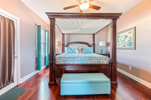 Postel nebo postele na pokoji v ubytování Waterfront Galore