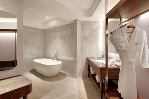 Ένα μπάνιο στο Mercure Jakarta Gatot Subroto
