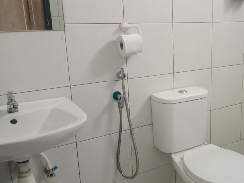 y baño con aseo y lavamanos. en NZ Residence-Imperio Alor Setar 3BR Homestay Apartment, en Alor Setar