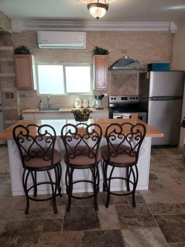 uma cozinha com uma mesa e quatro cadeiras à sua volta em Brothers Townhouse Puerto Peñasco, Centro em Puerto Peñasco