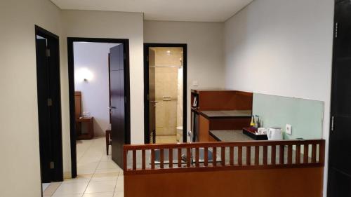 um corredor que leva a um quarto com casa de banho em Grand Kuta Hotel and Residence em Legian
