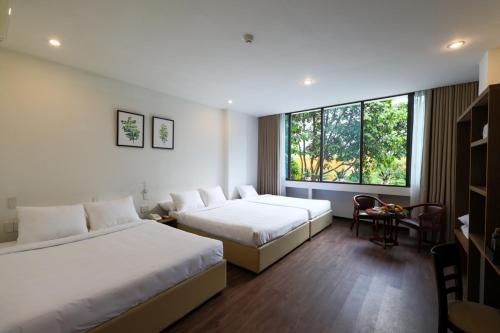 Giường trong phòng chung tại Vitalis Riverside Hotel