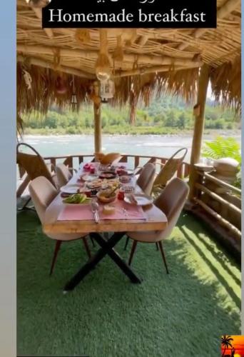 a dining room with a table and chairs at Dere Evi in Rize