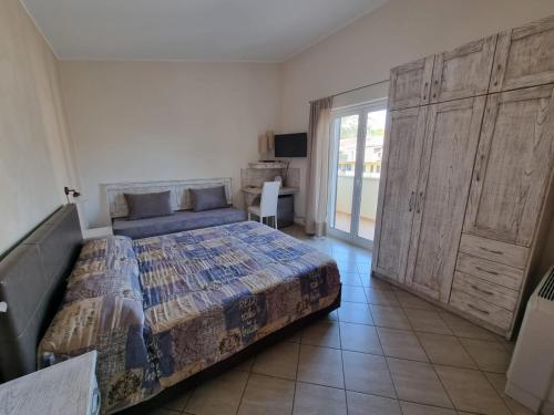 Schlafzimmer mit einem Bett und einer Glasschiebetür in der Unterkunft B&B e Casa Vacanza al Castello in Roccella Ionica