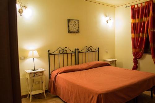 1 dormitorio con 1 cama con manta naranja en Room in Holiday house - Apartment in Farmhouse Casolare dei Fiori en Chiesina Uzzanese