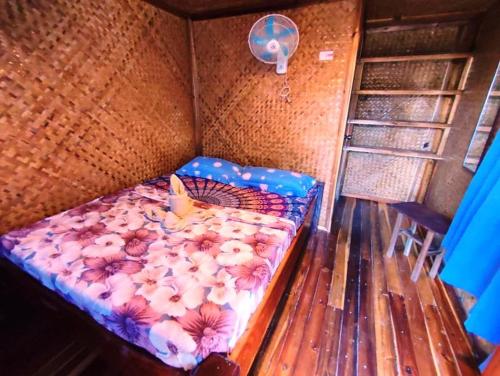 Ένα ή περισσότερα κρεβάτια σε δωμάτιο στο Castaway Native Huts