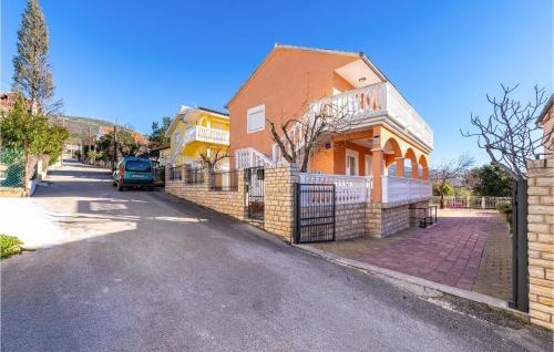 dom na ulicy z zaparkowanym przed domem w obiekcie Amazing Apartment In Krusevo w mieście Kruševo