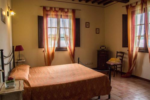 - une chambre avec un lit et 2 fenêtres dans l'établissement Room in Holiday house - Apartment in Farmhouse, à Montecarlo