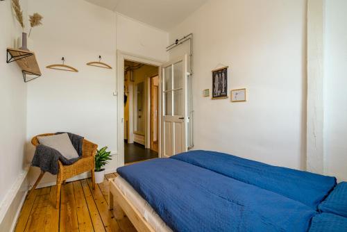 Postel nebo postele na pokoji v ubytování Eigene Wohnung im Stadtzentrum mit wunderschöner Dachterrasse