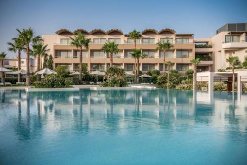 Bazén v ubytovaní Avra Imperial Hotel alebo v jeho blízkosti
